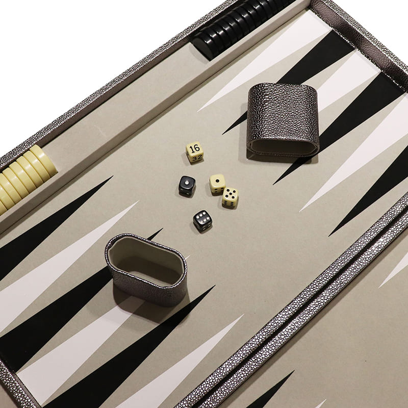 Backgammon aus gekrispeltem Kunstleder