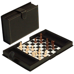 Schachspiel mit Faltetui aus Leder im Buchstil