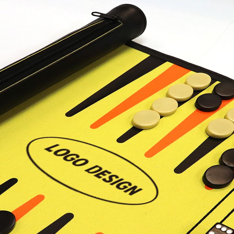 Backgammon-Set aufrollen