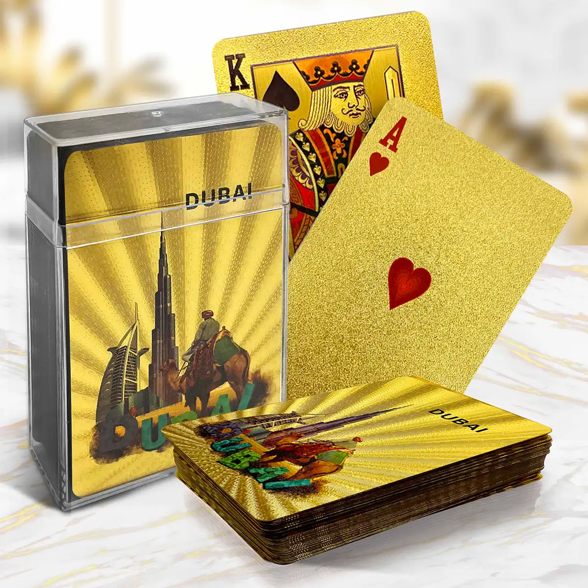 Cartas de baralho folheadas a ouro com padrão de paisagem de Dubai