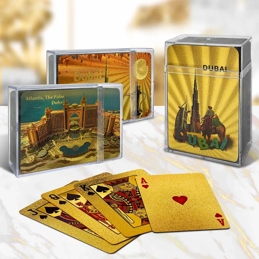 Cartas de baralho folheadas a ouro com padrão de paisagem de Dubai