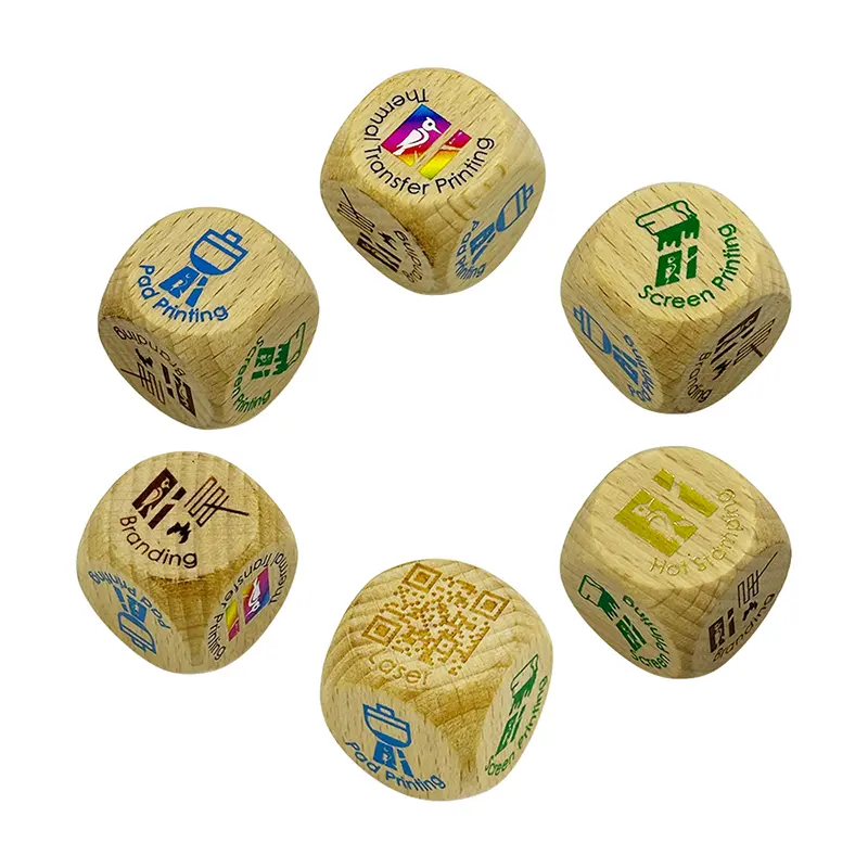 Dados de madeira natural com cantos arredondados personalizados