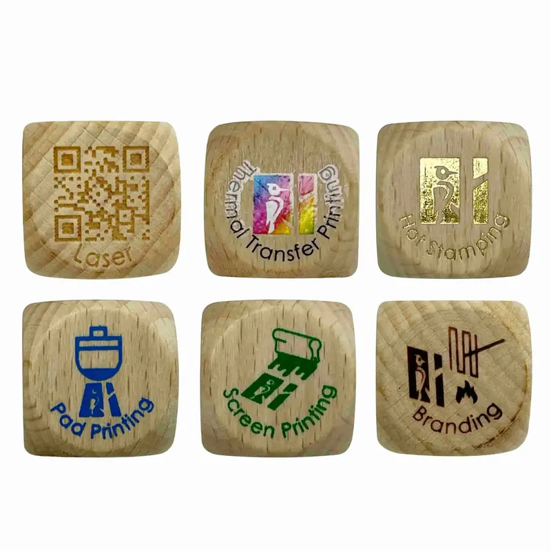 Dados de madeira coloridos com cantos arredondados personalizados