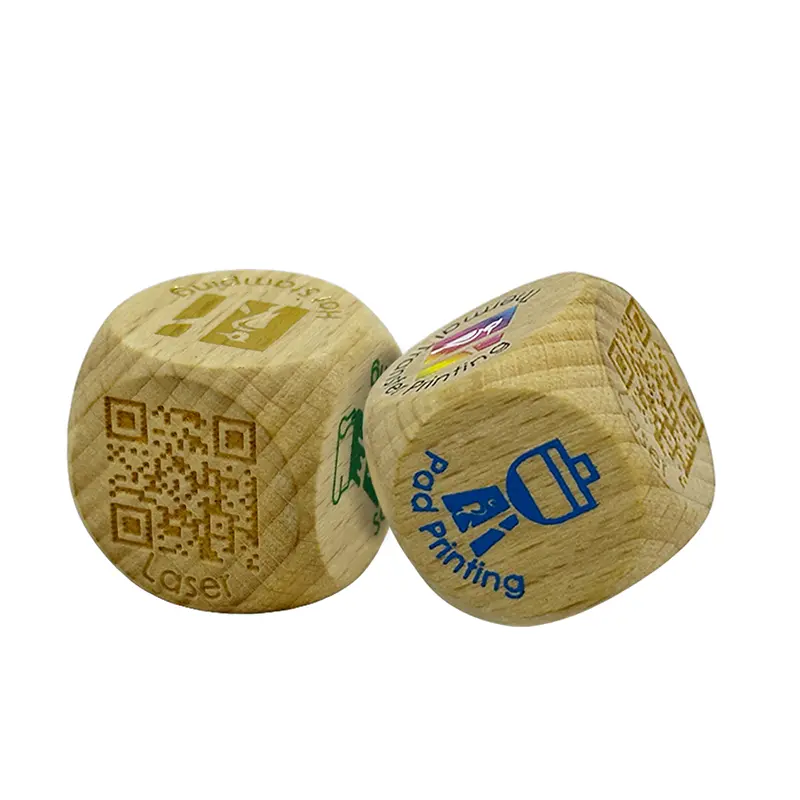 Dados de madeira natural com cantos arredondados personalizados