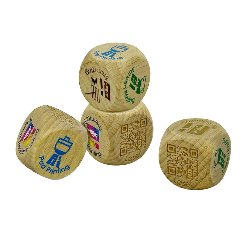 Dados de madeira natural com cantos arredondados personalizados