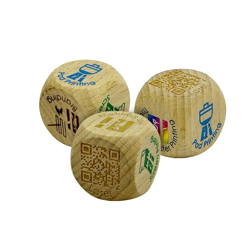 Dados de madeira natural com cantos arredondados personalizados